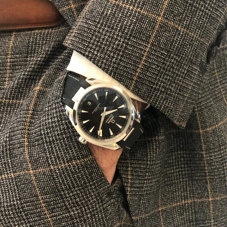 Omega horloge met een kast in staal, met een wijzerplaat in het zwart en een diameter van 41