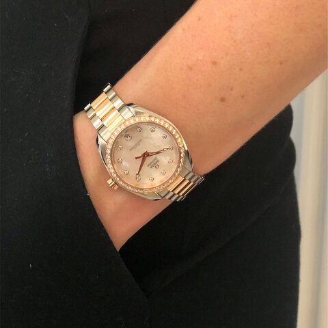 Omega horloge met een kast in rosé goud op staal, met een wijzerplaat in het parelmoer met  briljant en een diameter van 34 mm