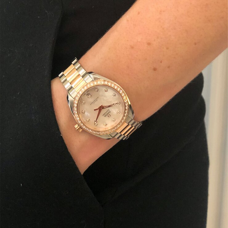 Omega horloge met een kast in rosé goud op staal, met een wijzerplaat in het parelmoer met  briljant en een diameter van 34 mm