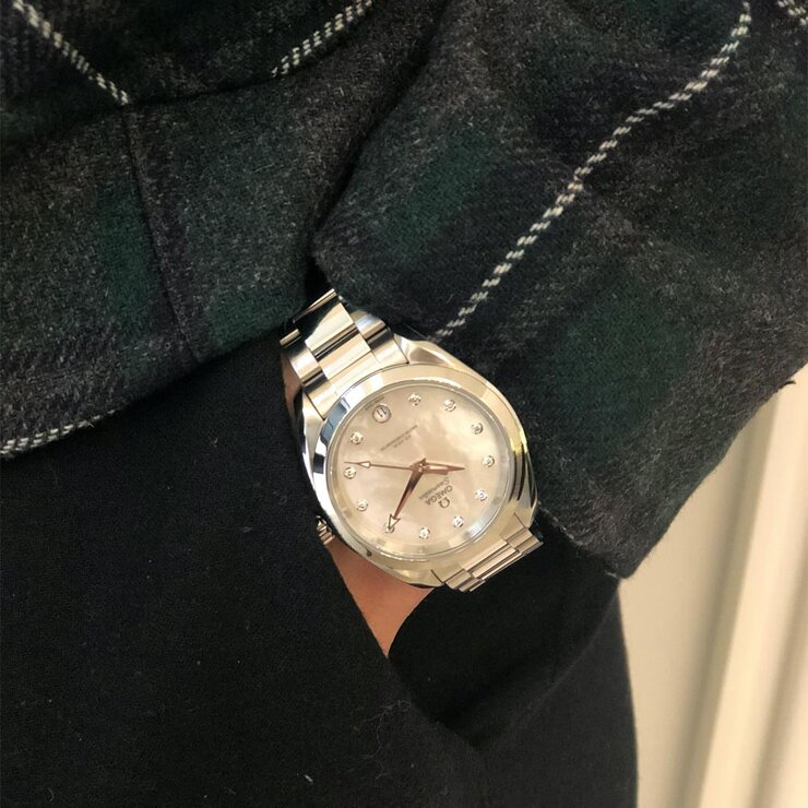 Omega horloge met een kast in staal, met een wijzerplaat in het parelmoer met  briljant en een diameter van 34
