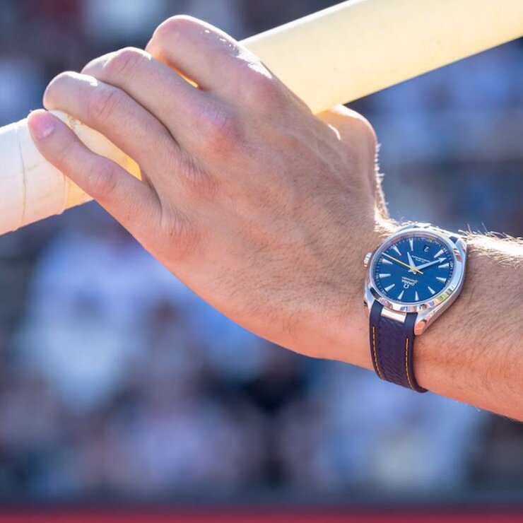 Omega horloge met een kast in staal, met een wijzerplaat in het blauw en een diameter van 41 mm