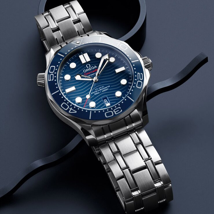 Omega horloge met een kast in staal, met een wijzerplaat in het blauw en een diameter van 42