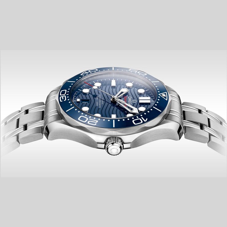 Omega horloge met een kast in staal, met een wijzerplaat in het blauw en een diameter van 42