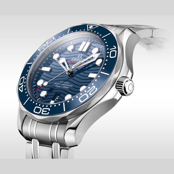 montre Omega avec un boîtier en acier, un cadran bleu et un diamètre de 42 mm