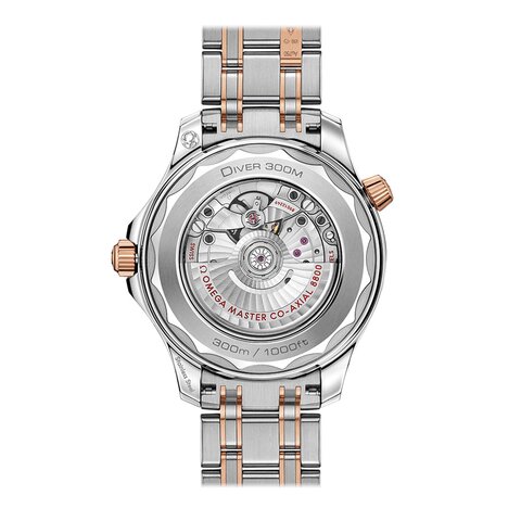 Omega horloge met een kast in staal, met een wijzerplaat in het zwart en een diameter van 42 mm