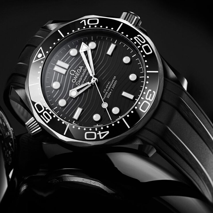 Omega horloge met een kast in keramiek, met een wijzerplaat in het zwart en een diameter van 43,5