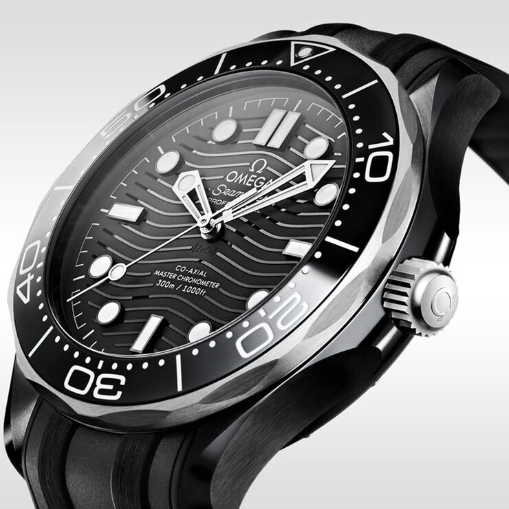 Omega horloge met een kast in keramiek, met een wijzerplaat in het zwart en een diameter van 43,5