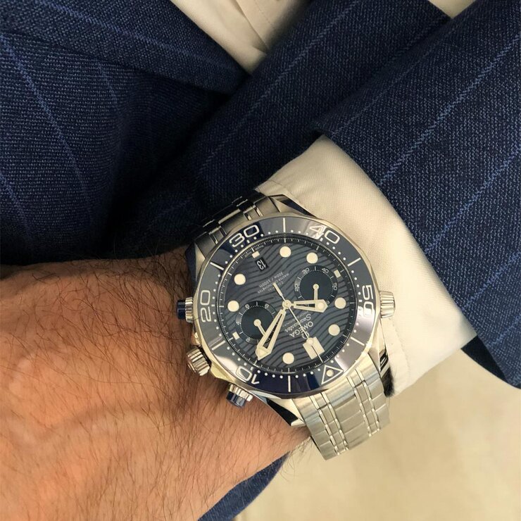 Omega horloge met een kast in staal, met een wijzerplaat in het blauw en een diameter van 44 mm