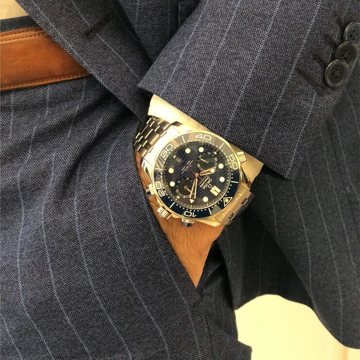Omega horloge met een kast in staal, met een wijzerplaat in het blauw en een diameter van 44