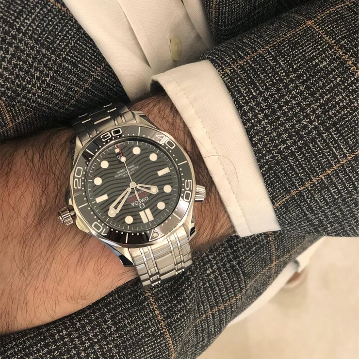 Omega horloge met een kast in staal, met een wijzerplaat in het zwart en een diameter van 42 mm