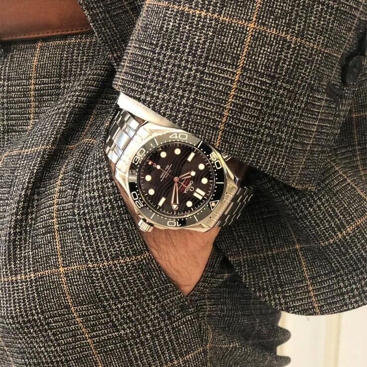 Omega horloge met een kast in staal, met een wijzerplaat in het zwart en een diameter van 42 mm