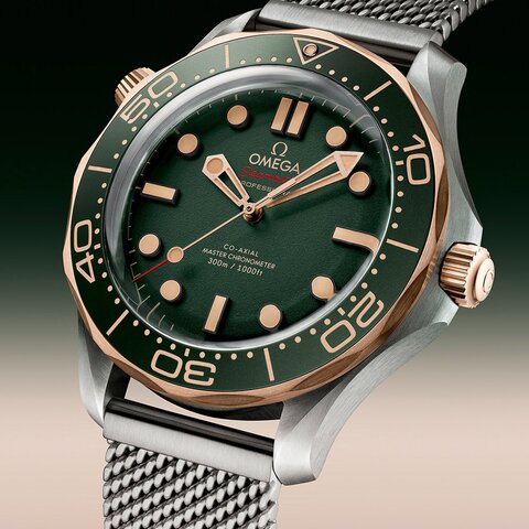 Omega horloge met een kast in bronsgoud 9kt op titanium, met een wijzerplaat in het groen en een diameter van 42 mm
