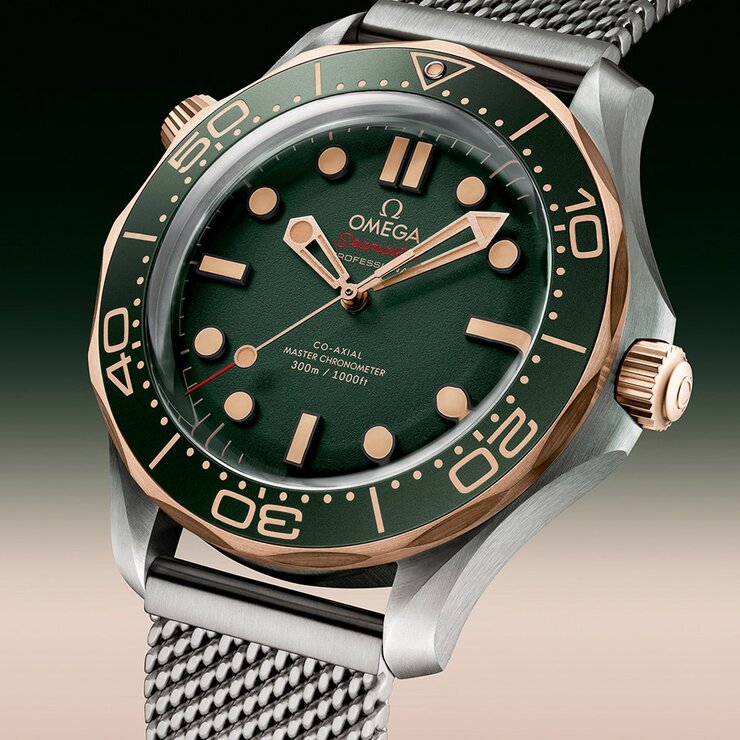 Omega horloge met een kast in bronsgoud 9kt op titanium, met een wijzerplaat in het groen en een diameter van 42