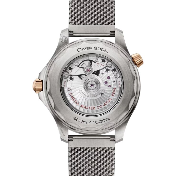 Omega horloge met een kast in bronsgoud 9kt op titanium, met een wijzerplaat in het groen en een diameter van 42