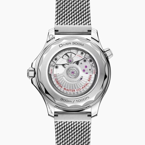 Omega horloge met een kast in staal, met een wijzerplaat in het zwart en een diameter van 42 mm