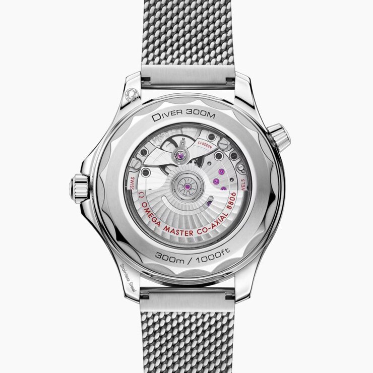 Omega horloge met een kast in staal, met een wijzerplaat in het zwart en een diameter van 42