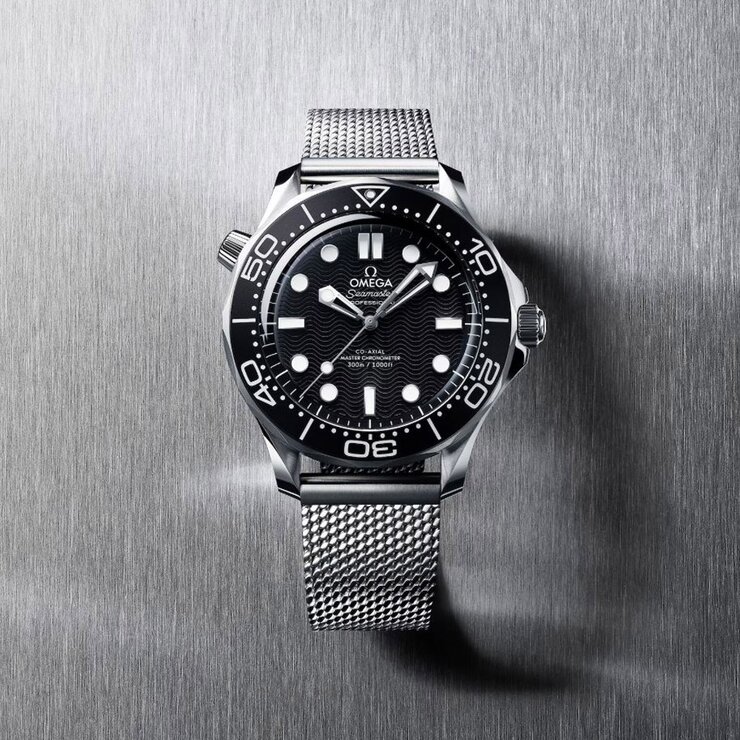 Omega horloge met een kast in staal, met een wijzerplaat in het zwart en een diameter van 42