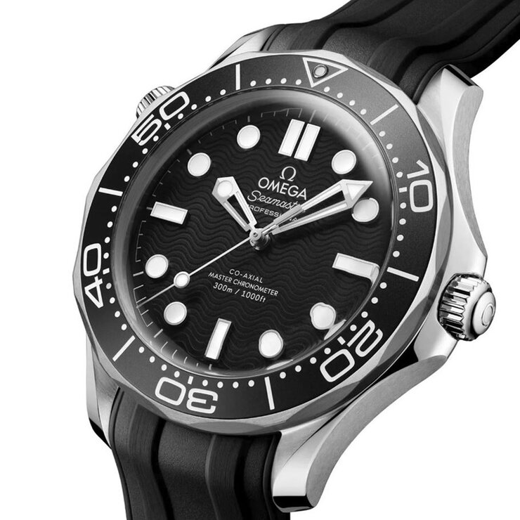Omega horloge met een kast in staal, met een wijzerplaat in het zwart en een diameter van 42
