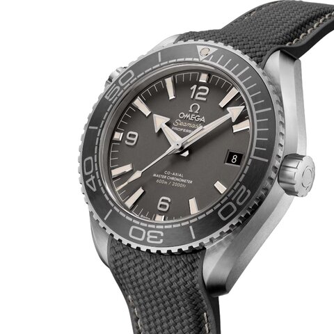 Omega horloge met een kast in staal, met een wijzerplaat in het grijs en een diameter van 43.5 mm