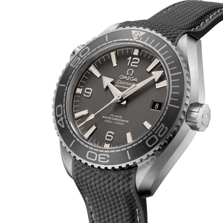 Omega horloge met een kast in staal, met een wijzerplaat in het grijs en een diameter van 43,5