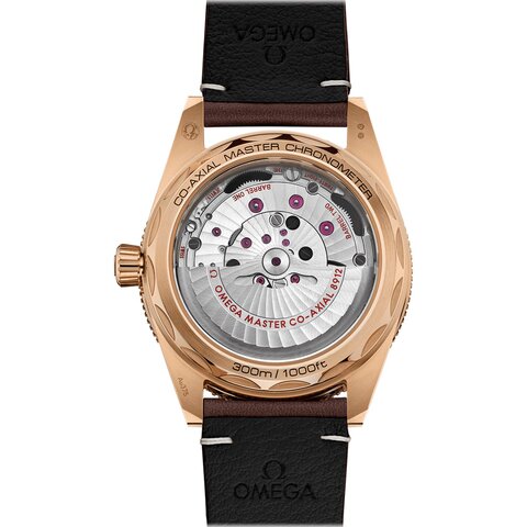 Omega horloge met een kast in bronsgoud 9kt, met een wijzerplaat in het zwart en een diameter van 41 mm