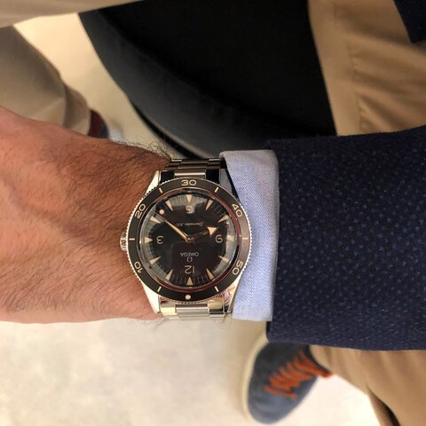 Omega horloge met een kast in staal, met een wijzerplaat in het zwart en een diameter van 41 mm