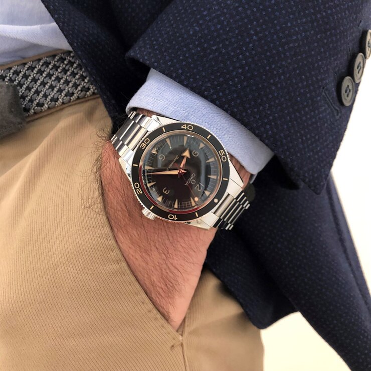 Omega horloge met een kast in staal, met een wijzerplaat in het zwart en een diameter van 41