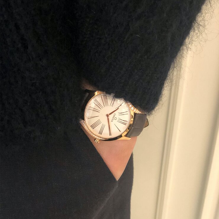 Omega horloge met een kast in rosé goud, met een wijzerplaat in het zilver en een diameter van 36