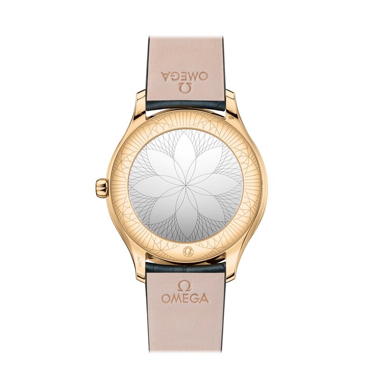 montre Omega avec un boîtier en or jaune, un cadran argent et un diamètre de 39