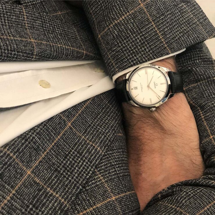 montre Omega avec un boîtier en acier, un cadran argent et un diamètre de 40
