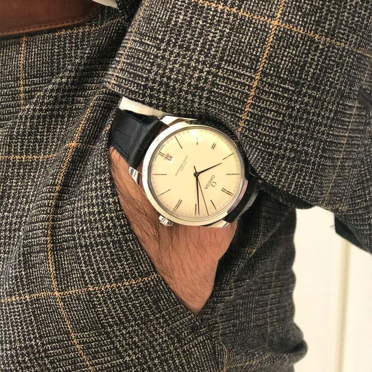 montre Omega avec un boîtier en acier, un cadran argent et un diamètre de 40