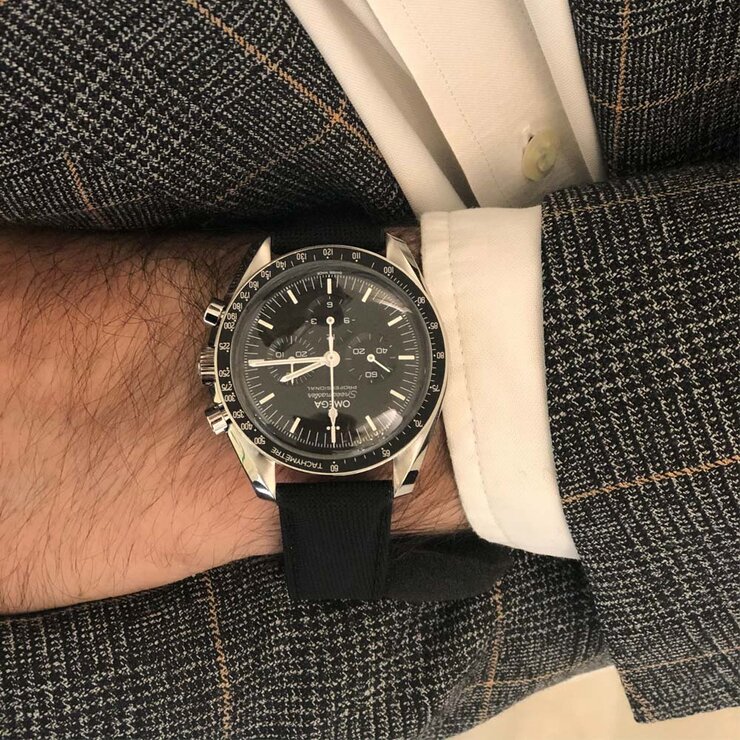 Omega horloge met een kast in staal, met een wijzerplaat in het zwart en een diameter van 42