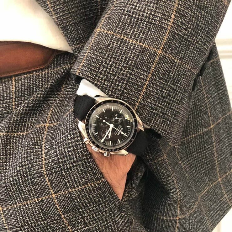 Omega horloge met een kast in staal, met een wijzerplaat in het zwart en een diameter van 42