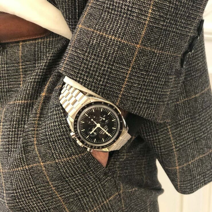 Omega horloge met een kast in staal, met een wijzerplaat in het zwart en een diameter van 42