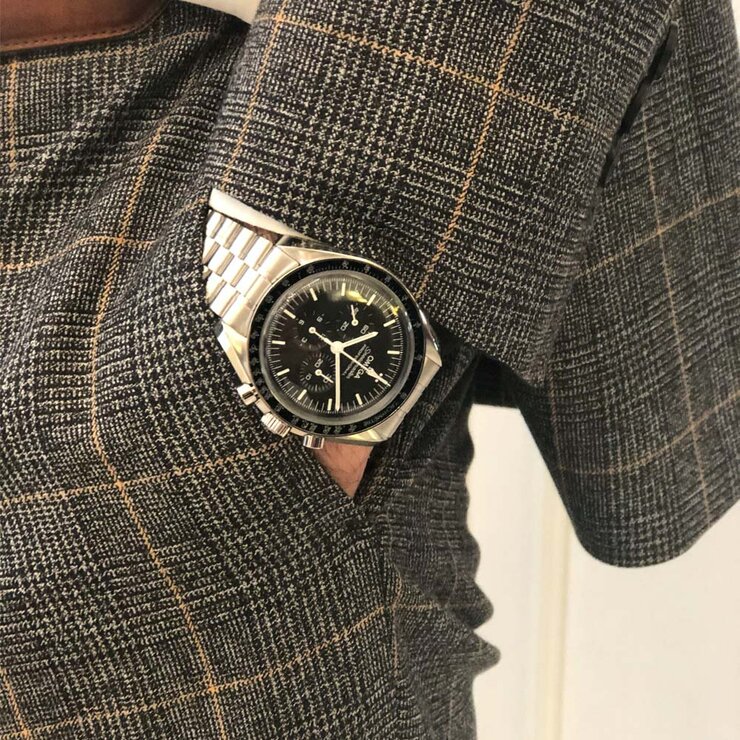Omega horloge met een kast in staal, met een wijzerplaat in het zwart en een diameter van 42