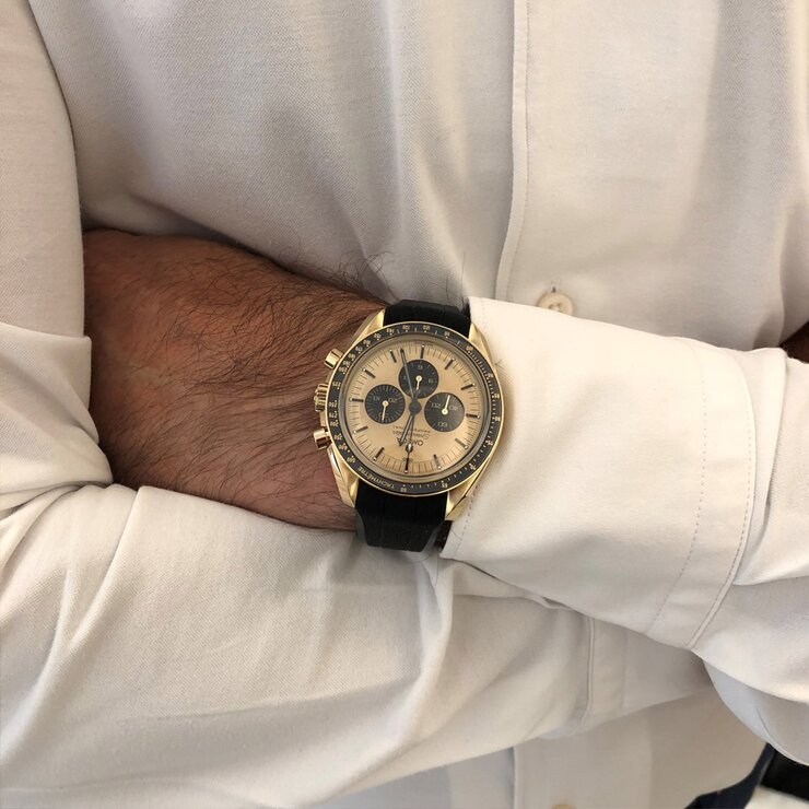 Omega horloge met een kast in geel goud, met een wijzerplaat in het beige en een diameter van 42