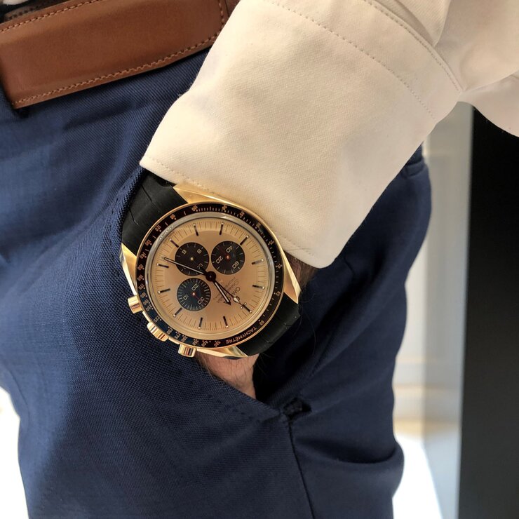 Omega horloge met een kast in geel goud, met een wijzerplaat in het beige en een diameter van 42