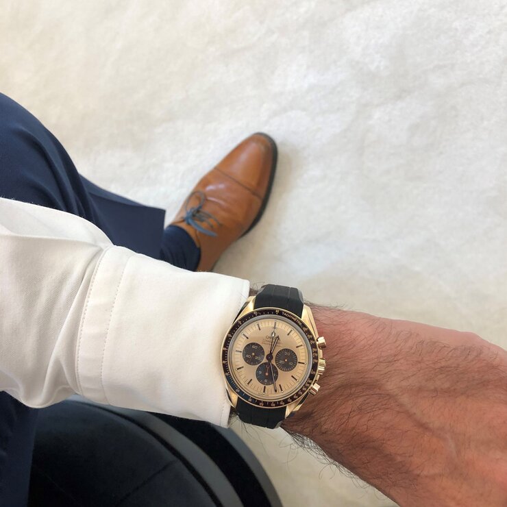 montre Omega avec un boîtier en or jaune, un cadran beige et un diamètre de 42 mm
