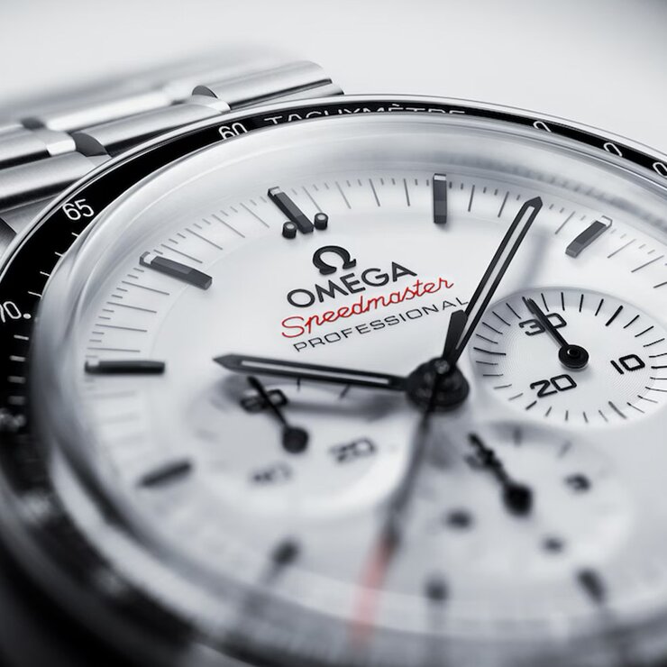 Omega horloge met een kast in staal, met een wijzerplaat in het wit en een diameter van 42 mm