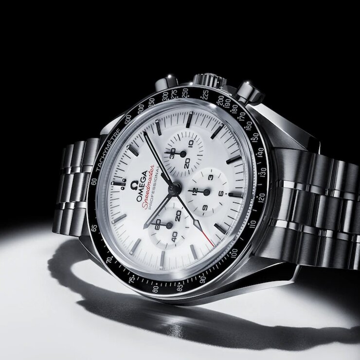 Omega horloge met een kast in staal, met een wijzerplaat in het wit en een diameter van 42