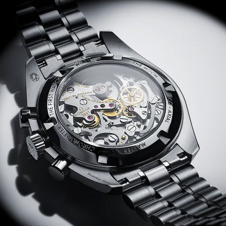 Omega horloge met een kast in staal, met een wijzerplaat in het wit en een diameter van 42 mm