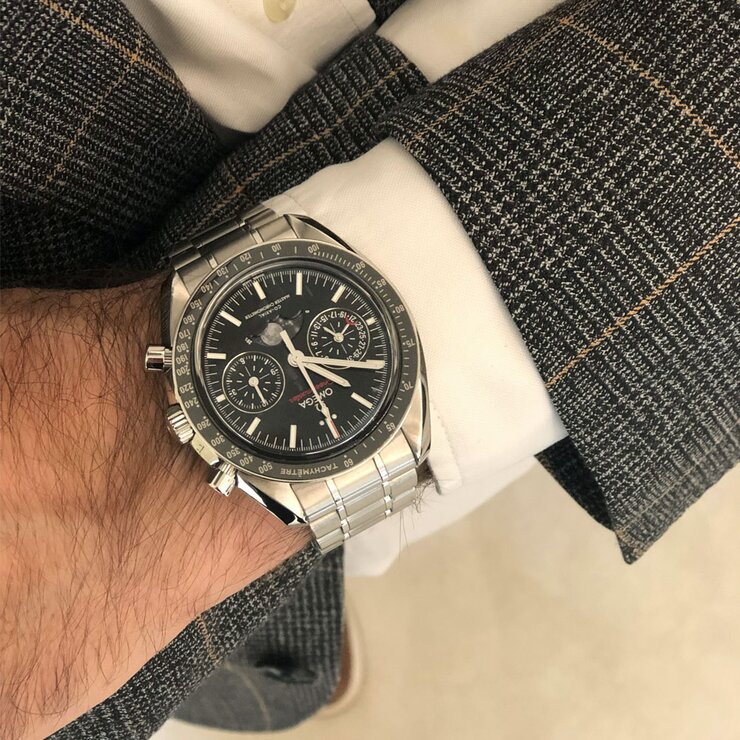 Omega horloge met een kast in staal, met een wijzerplaat in het zwart en een diameter van 44,25