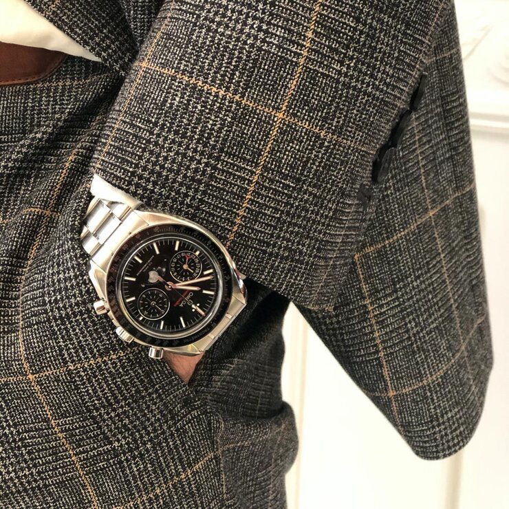 Omega horloge met een kast in staal, met een wijzerplaat in het zwart en een diameter van 44,25