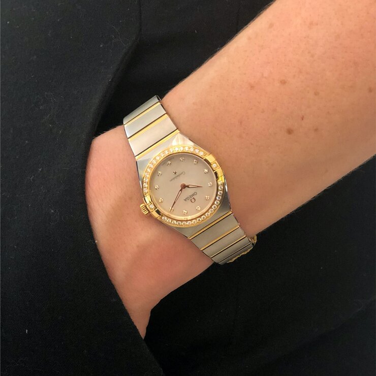 Omega horloge met een kast in geel goud op staal, met een wijzerplaat in het parelmoer met  briljant en een diameter van 28 mm