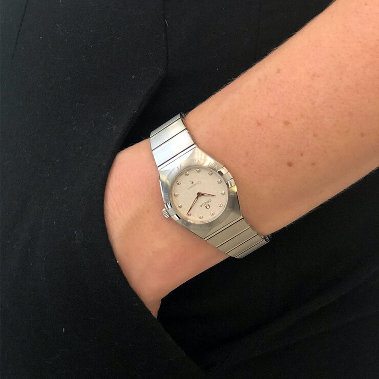 Omega horloge met een kast in staal, met een wijzerplaat in het parelmoer met  briljant en een diameter van 28