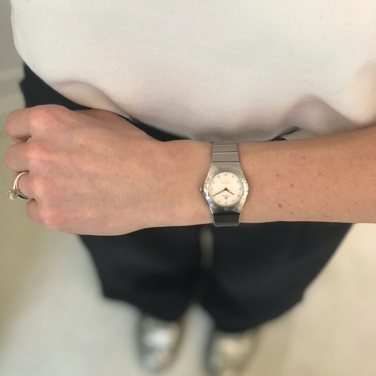 Omega horloge met een kast in staal, met een wijzerplaat in het parelmoer met  briljant en een diameter van 28 mm