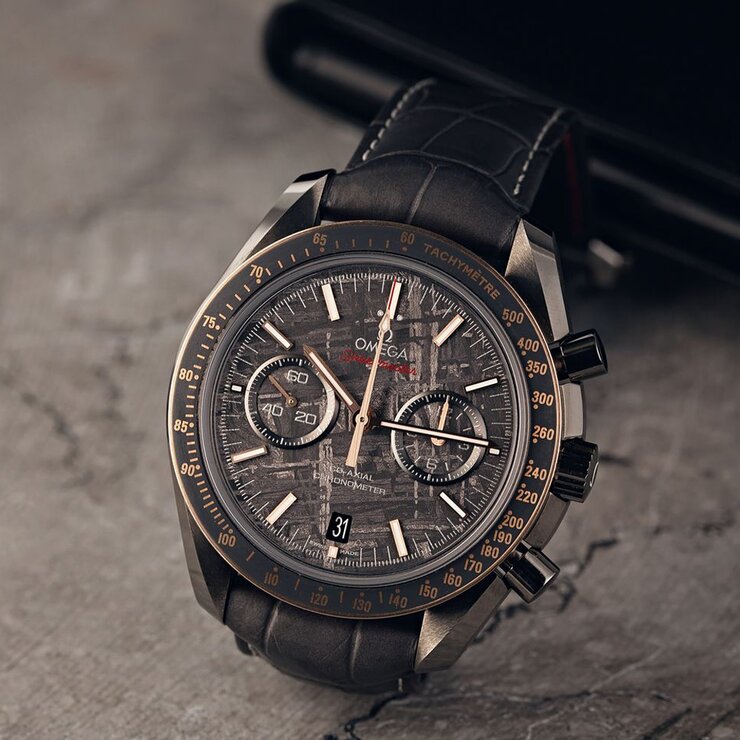 Omega horloge met een kast in keramiek, met een wijzerplaat in het grijs en een diameter van 44