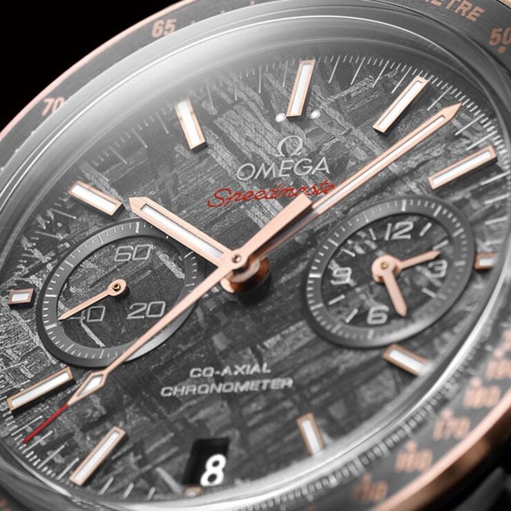 Omega horloge met een kast in keramiek, met een wijzerplaat in het grijs en een diameter van 44