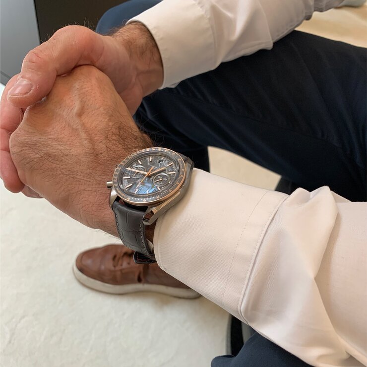 Omega horloge met een kast in keramiek, met een wijzerplaat in het grijs en een diameter van 44
