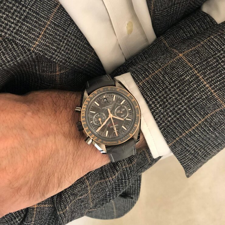 Omega horloge met een kast in keramiek, met een wijzerplaat in het grijs en een diameter van 44